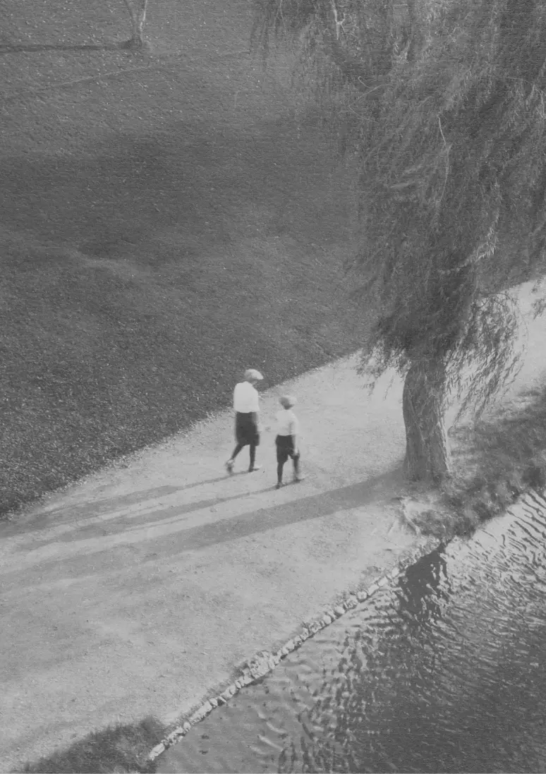 Schwarz-Weiß-Foto, auf dem eine Frau und ein Kind aus der Ferne zu sehen sind.